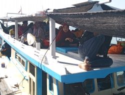 Perahu Warga Kepulauan Tertahan di Pelabuhan Tak Dapat BBM, Anak-Anak Terlantar