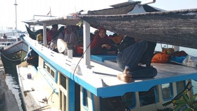 Perahu Warga Kepulauan Tertahan di Pelabuhan Tak Dapat BBM, Anak-Anak Terlantar