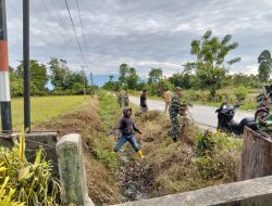 Koramil 1403-09/Sabbang Laksanakan Karya Bhakti Pembersihan Drainase di Desa Marannu
