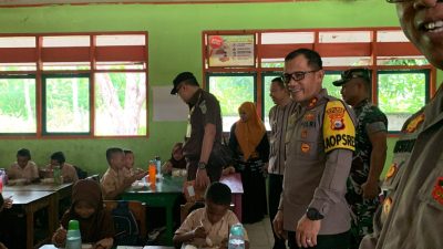 Polres Kepulauan Selayar dan Apdesi Gelar Makan Bergizi Gratis di SDI Barugaiya No 63