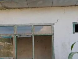 Warga Desa Pulo Madu Protes Kondisi Kantor Desa yang Memprihatinkan