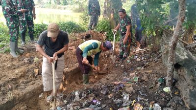 Koramil 1403-09/Sabbang Gelar Karya Bhakti Pembersihan Drainase di Desa Bakka