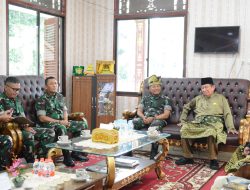 Danrem 031/Wira Bima Silahturahmi Ke Lembaga Adat Melayu Riau  Mempererat Hubungan, Brigjen TNI Sugiyono Kunjungi LAM Riau  Datuk Seri H. Raja Marjohan Menyambut Hangat kedatangan Danrem 031/Wira Bima di LAM Riau
