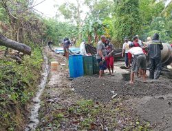 Warga Selayar Swadaya Perbaiki Jalan Rusak