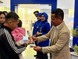 BRI Ahmad Yani Rayakan Hari Pelanggan Nasional dengan Bagi-Bagi Bunga, Cokelat, dan Kue
