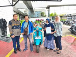 BRI BO Ahmad Yani Makassar Serahkan Hadiah Undian Simpedes kepada Nasabah