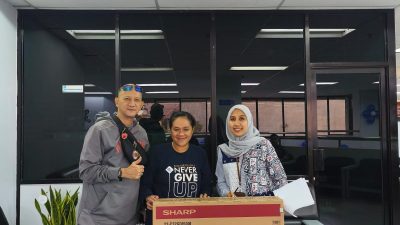 Nasabah BRI Kanca Ahmad Yani Makassar Terima Hadiah TV LED Sharp Aquos dari Simpedes