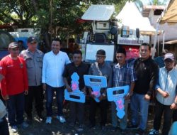 Bupati Luwu Utara Serahkan Combine Harvester ke Petani Mappedeceng, Dorong Modernisasi Pertanian