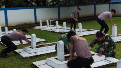 Kodim 1422/Maros Laksanakan Karya Bakti Pembersihan TMP dalam Rangka HUT Korem 141/Toddopuli ke-69