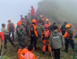 Cuaca Buruk Hambat Evakuasi Korban Pesawat ATR 42-500