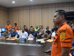Evakuasi Korban Pesawat ATR 42-500 Tertunda Cuaca Buruk, Tim SAR Bertahan di Puncak Bulusaraung