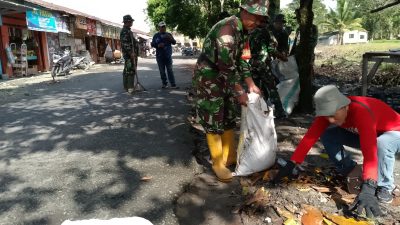 Koramil Sabbang Bersama Polsek dan Warga Gelar Karya Bhakti Bersihkan Pasar Sabbang
